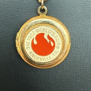 VTG 1982 World’s Fair Knoxville TN Picture Locket Necklace Gold Tone Collectible